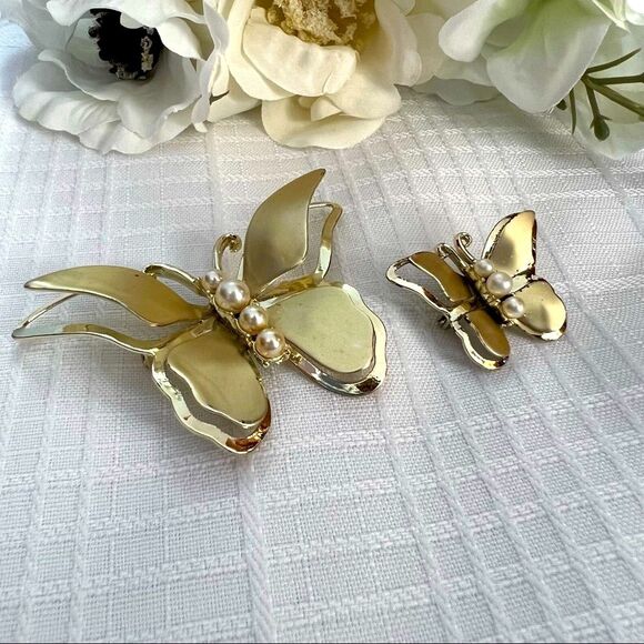 Vintage Rare Duo Butterfly Brooch Set Gold Tone Faux Pearl Accent - Picture 1 of 12